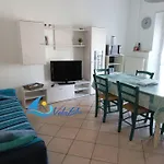 Capitan Gino, La Dietro L'angolo Lägenhet *