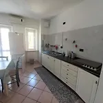 Capitan Gino, La Dietro L'angolo Apartmán