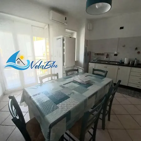 Capitan Gino, La Dietro L'angolo アパート