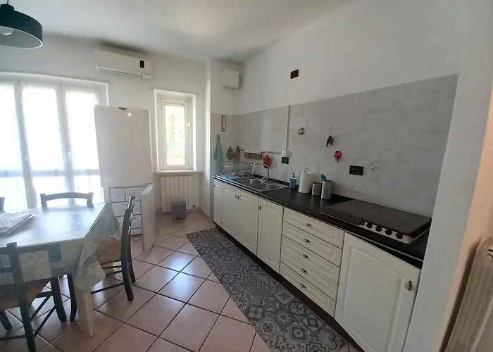 Capitan Gino, La Dietro L'angolo Apartamento